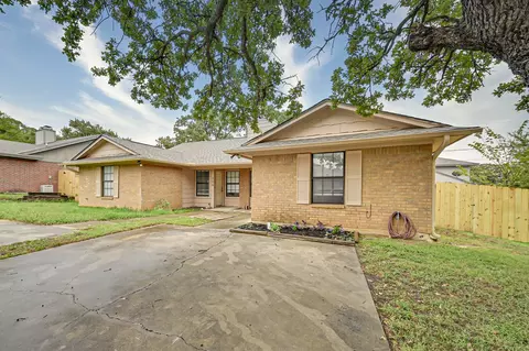 706 Woodland Ct, Kennedale, TX 76060