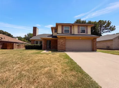 2831 Red Oak Dr, Grand Prairie, TX 75052