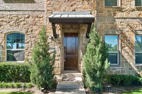 559 W Royal Ln, Irving, TX 75039