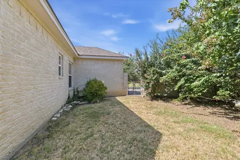 Exterior - 32 N Shore Cir, Waco, TX 76708 photo 5 of 5