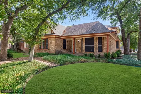 615 Country Green Ln, Arlington, TX 76011