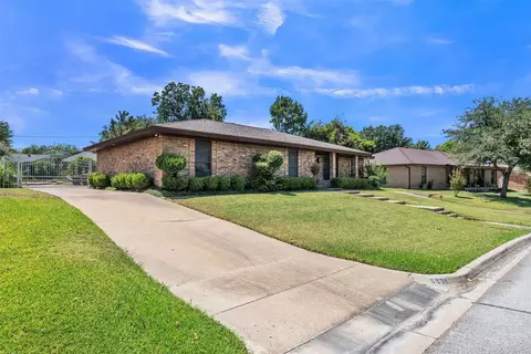 6808 Winchester Ct, Fort Worth, TX 76133