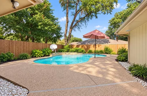 2401 Radcliffe Dr, Arlington, TX 76012