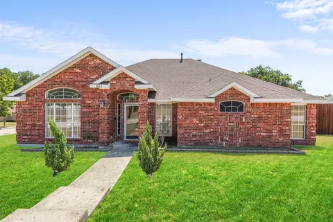 1064 The Meadows Pkwy, Desoto, TX 75115