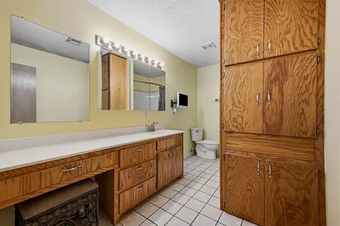Bath - 521 Mccraw Ln, Denison, TX 75021 photo 1 of 3