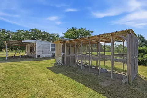 Exterior - 521 Mccraw Ln, Denison, TX 75021 photo 7 of 9