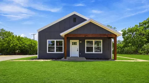 214 D St, Whitesboro, TX 76273