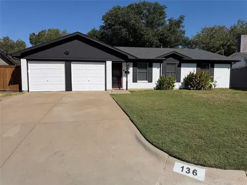 136 Jill Ann Dr, Burleson, TX 76028
