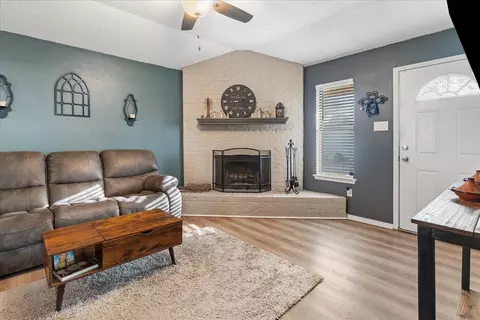 432 Post Oak Ln, Burleson, TX 76028