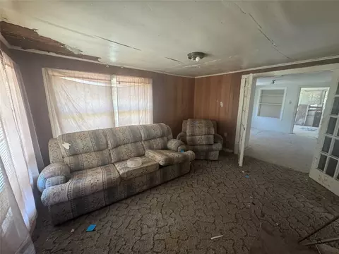 Living - 1500 E Calhoun Ave, Waco, TX 76704 photo 1 of 2