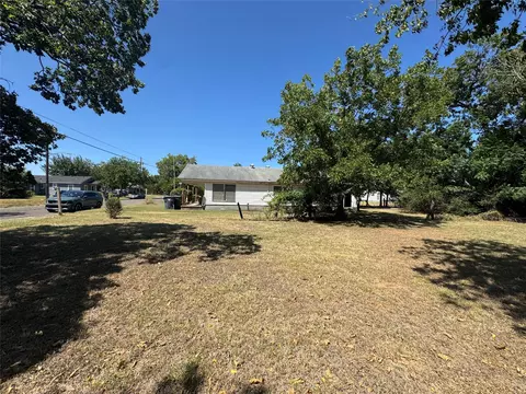 Exterior - 1500 E Calhoun Ave, Waco, TX 76704 photo 6 of 9