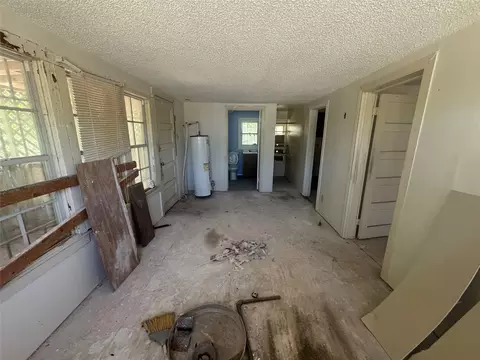 Living - 1500 E Calhoun Ave, Waco, TX 76704 photo 2 of 2