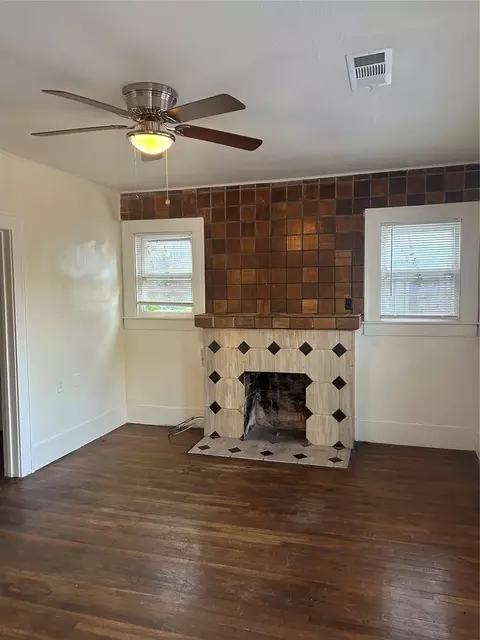 1138 Pioneer Dr, Dallas, TX 75224