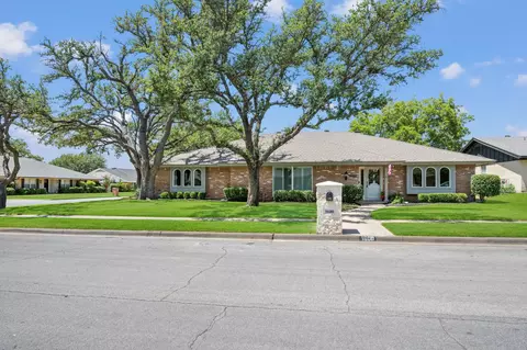 1600 Forest Glen Ct, Pantego, TX 76013