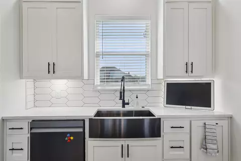 Kitchen - 8608 Kassandra Dr, Sanger, TX 76266 photo 4 of 5