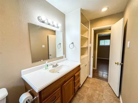 Bath - 203 N Avenue M, Haskell, TX 79521 photo 2 of 2