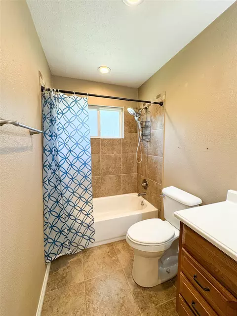 Bath - 203 N Avenue M, Haskell, TX 79521 photo 1 of 2