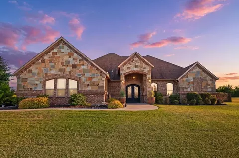 924 Indian Trl, Oak Leaf, TX 75154