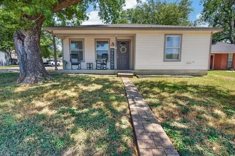 401 S 3rd St, Grandview, TX 76050