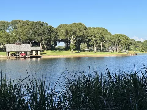 7 Windward Ct, Athens, TX 75752