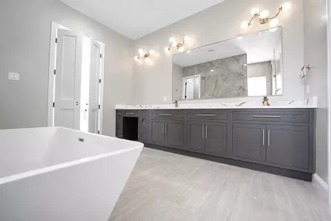 Bath - 1012 Devonshire Dr N, Forney, TX 75126 photo 3 of 7