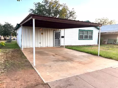 422 W Harris St, Spur, TX 79370