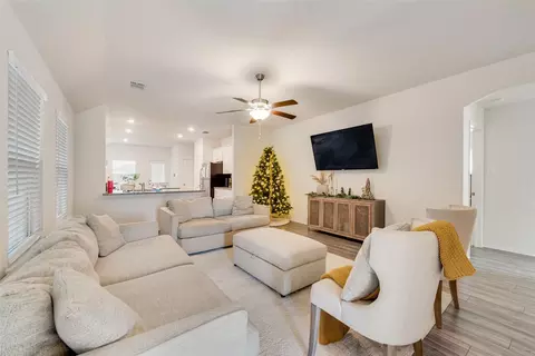5852 Wake Robin Dr, Fort Worth, TX 76123