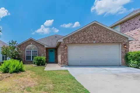 8741 Lariat Cir, Fort Worth, TX 76244