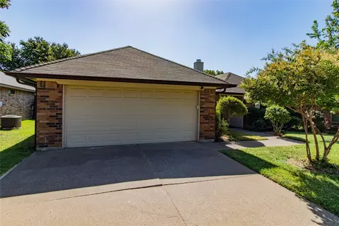 8220 Willis Ln, Watauga, TX 76148