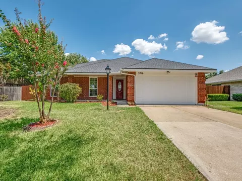 3716 Royal Valley Rd, Grand Prairie, TX 75052