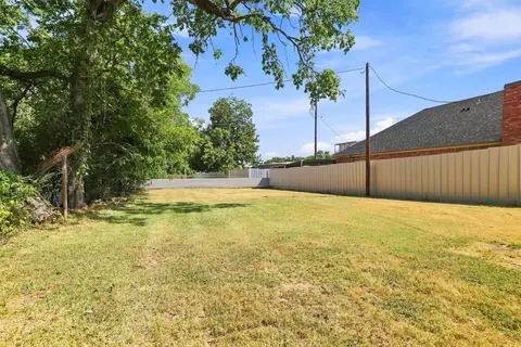 Exterior - 217 E Hull St, Denison, TX 75021 photo 4 of 4