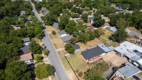 View/Area - 217 E Hull St, Denison, TX 75021 photo 3 of 4