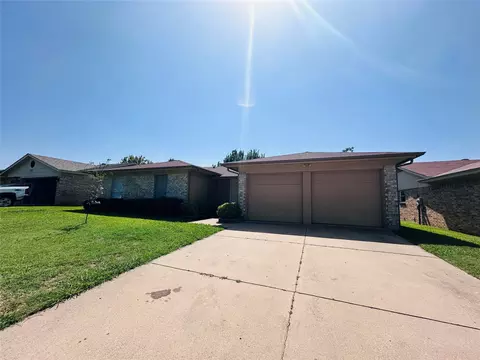 121 N Heights Dr, Crowley, TX 76036