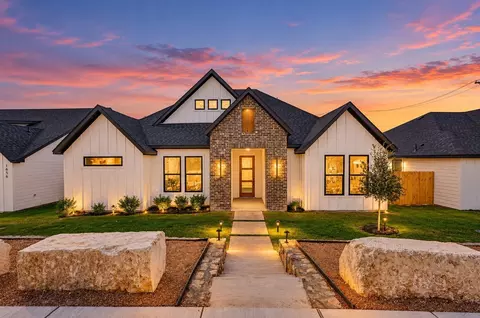 1660 W Wintergreen Rd, Lancaster, TX 75134