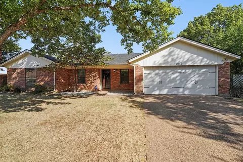 1510 Surry Place Dr, Cleburne, TX 76033