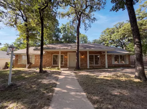 813 Wheelwood Dr, Hurst, TX 76053