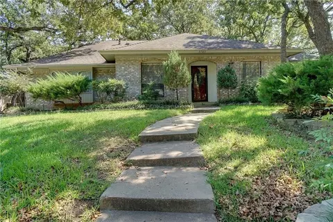 5705 Royal Club Dr, Arlington, TX 76017
