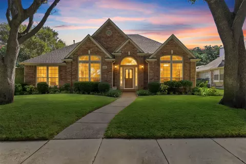 2910 Live Oak Dr, Rowlett, TX 75088