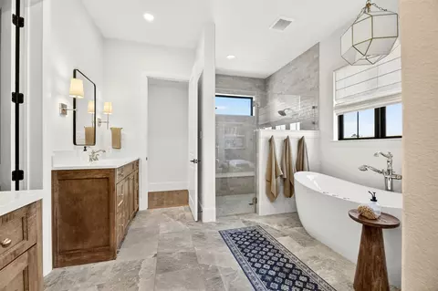 Bath - 10932 Gregory Rd, Sanger, TX 76266 photo 3 of 3