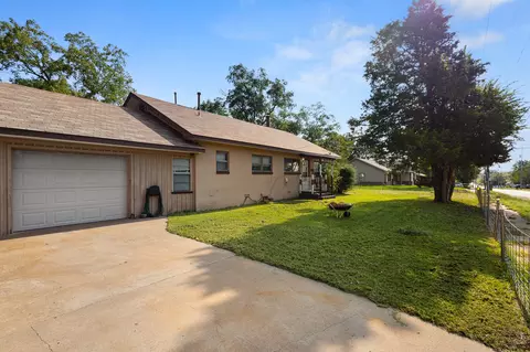 301 W Nelson St, Bowie, TX 76230