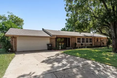 919 Surry Place Dr, Cleburne, TX 76033