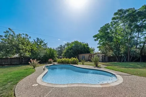 919 Surry Place Dr, Cleburne, TX 76033