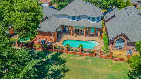 757 Village Green Dr, Desoto, TX 75115