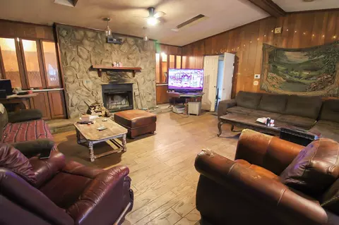 Living - 204 E 9th, Hooks, TX 75561 photo 2 of 2