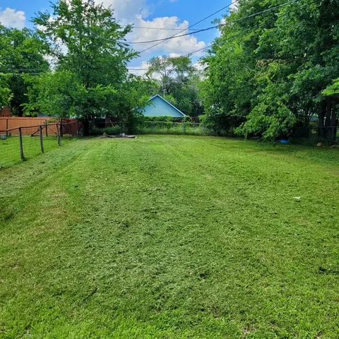 125 E Munson St, Denison, TX 75021 photo 2