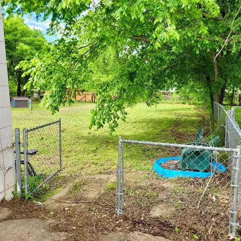 125 E Munson St, Denison, TX 75021 photo 3
