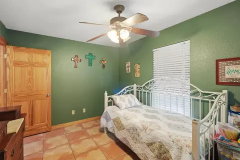 Bedroom - 1136 County Road 306b, Rainbow, TX 76077 photo 2 of 2