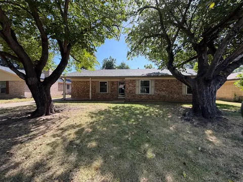 1136 Kris St, Irving, TX 75060