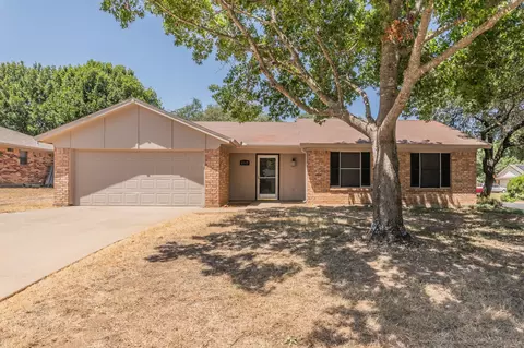 1517 Raintree Ln, Cleburne, TX 76033