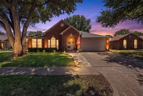2741 White Oak Dr, Grand Prairie, TX 75052